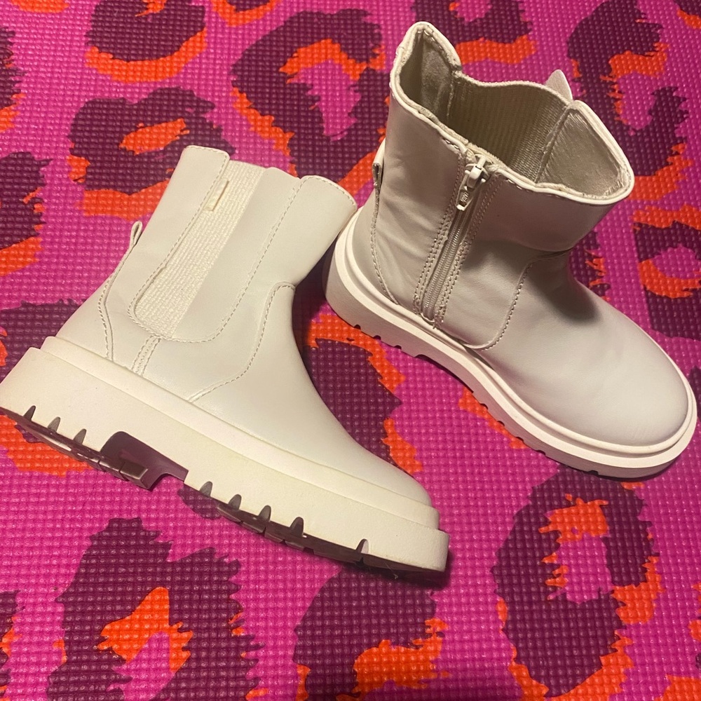 Zara girls boots size 28eu (11us). Cream